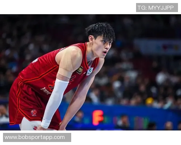 曾凡博上场即紧逼布克遭吹防守犯规展现CBA防守强度